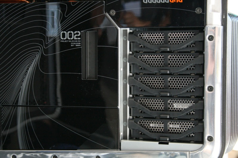 Illustration for article titled The Love Child of HP and Voodoo: Blackbird 002 Gaming PC Photos and Impressions